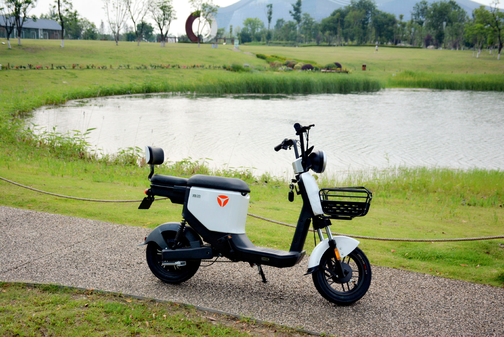 雅迪欧逸电动车图赏60公里续航遥控器一键启动