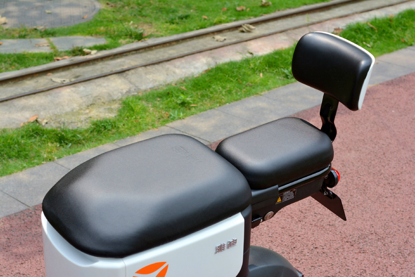 雅迪欧逸电动车图赏60公里续航遥控器一键启动