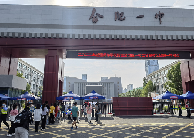 与以往不同,今年合肥一中滨湖校区考点门口左右50米增设临时围栏,作为
