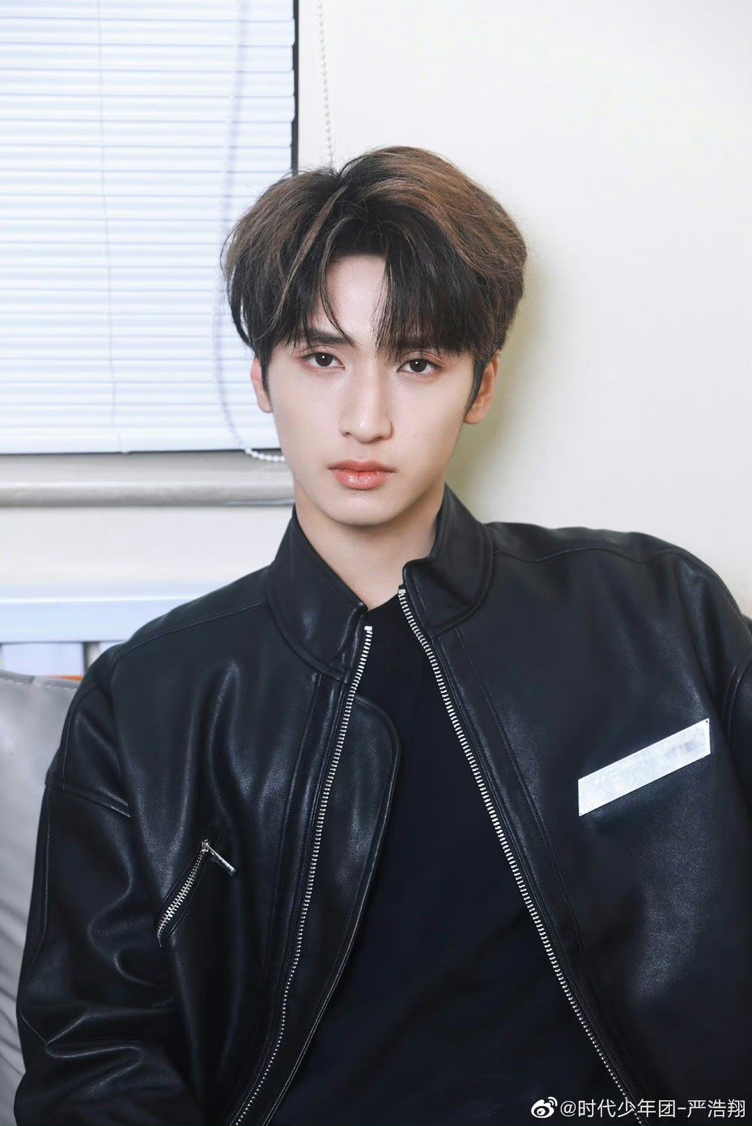 严浩翔最新随拍照,皮衣all black 造型帅到谁了我不说!