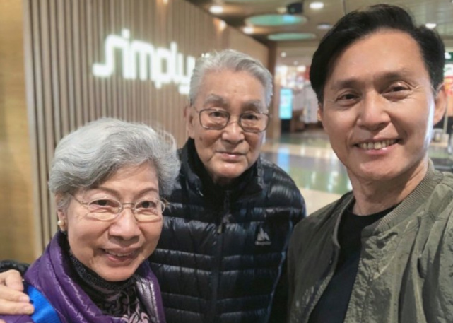 张国强和罗兰周骢开心相聚合影 息影的91岁周骢依旧精神奕奕