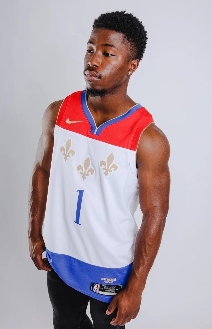 这貌似是鹈鹕队下赛季城市版球衣,请来品味一下这件衣服的美感