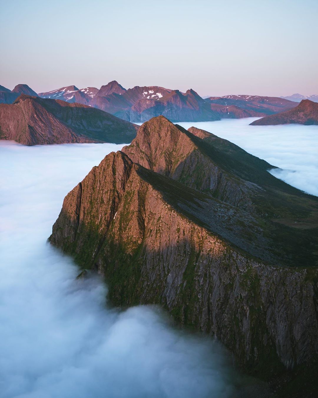 挪威塞尼亚岛被人们称为skyfall的胡斯佛耶山云海