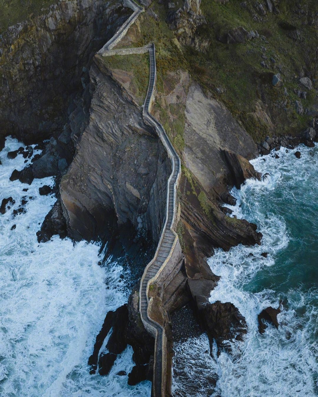 有一百个棋子,分别装在十个袋子里,奔跑着每个袋子里装的个数...