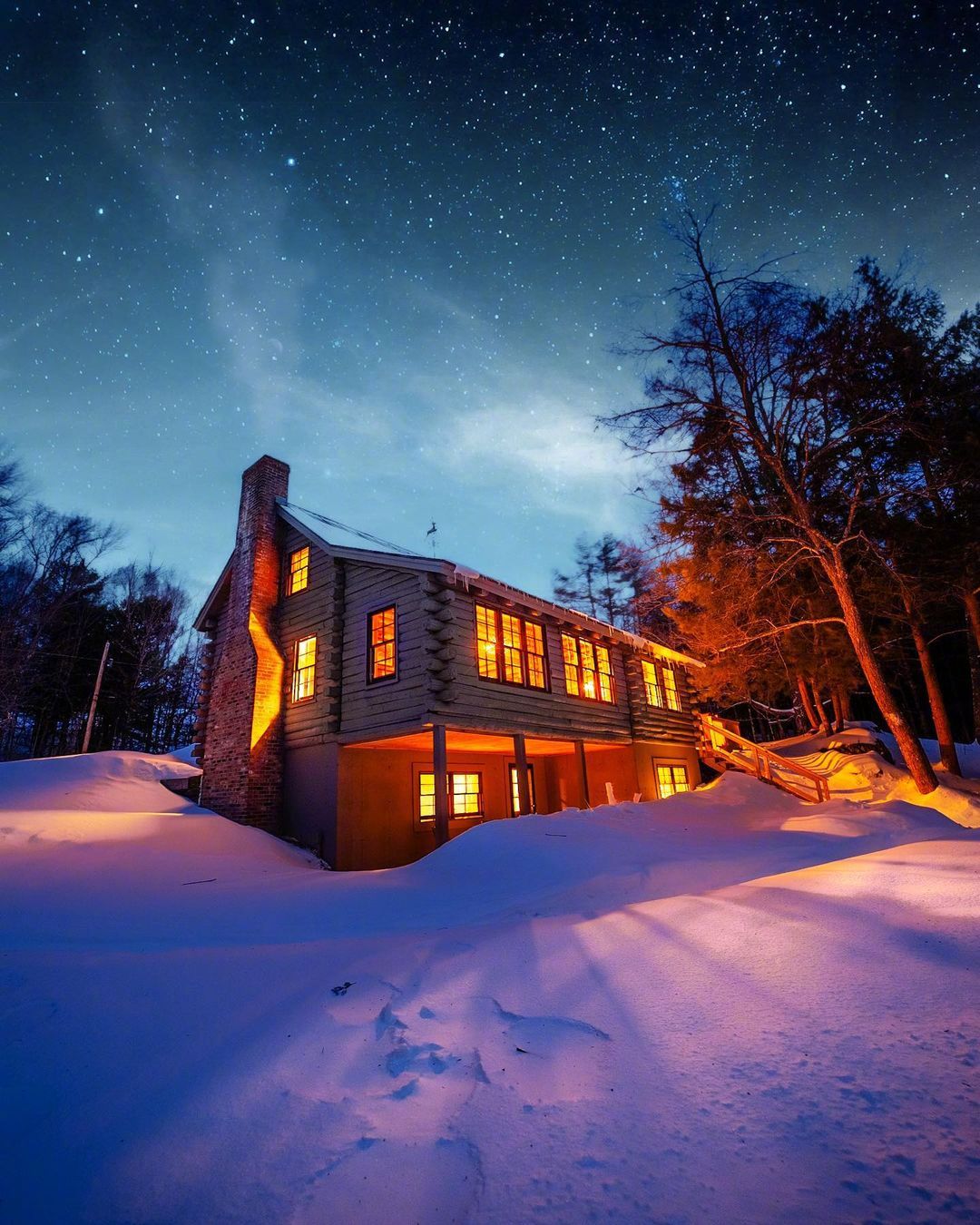 冬日,林中温暖小屋