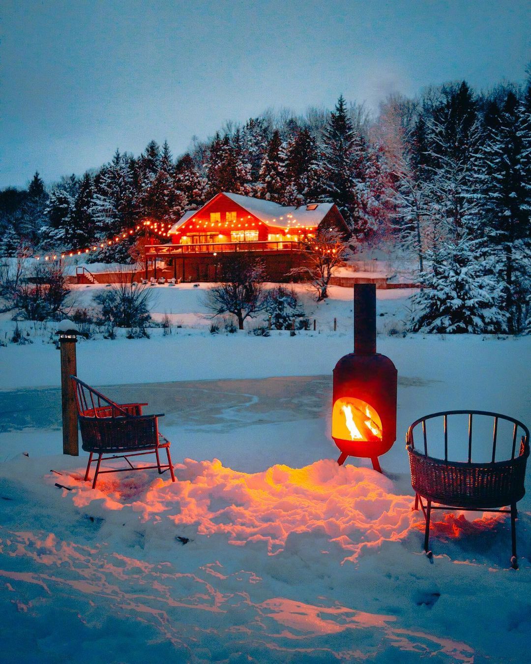 冬日,林中温暖小屋