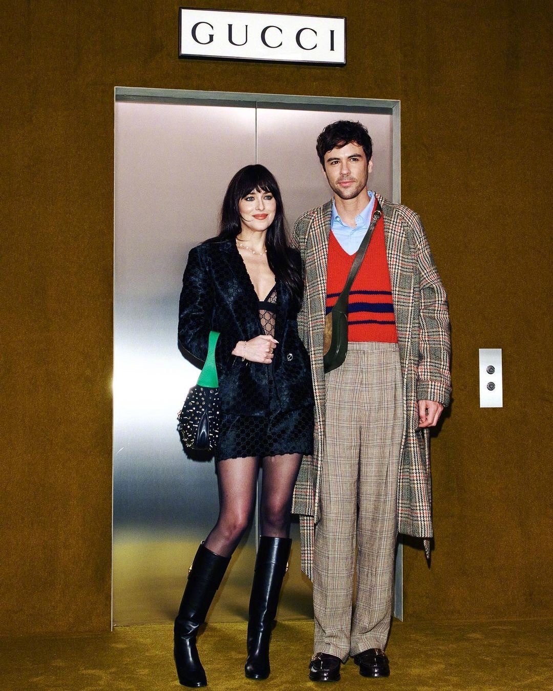 出席Gucci 2023秋冬系列发布秀的达科塔·约翰逊__财经头条