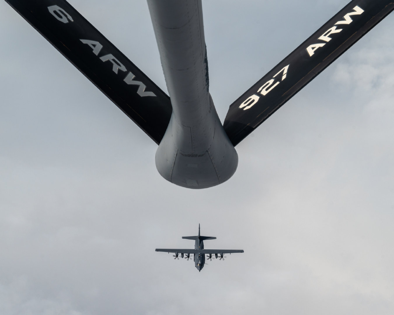 AC-130J在佛罗里达州上空执行空中加油任务时|空中加油|麦克迪尔|空军基地_新浪新闻