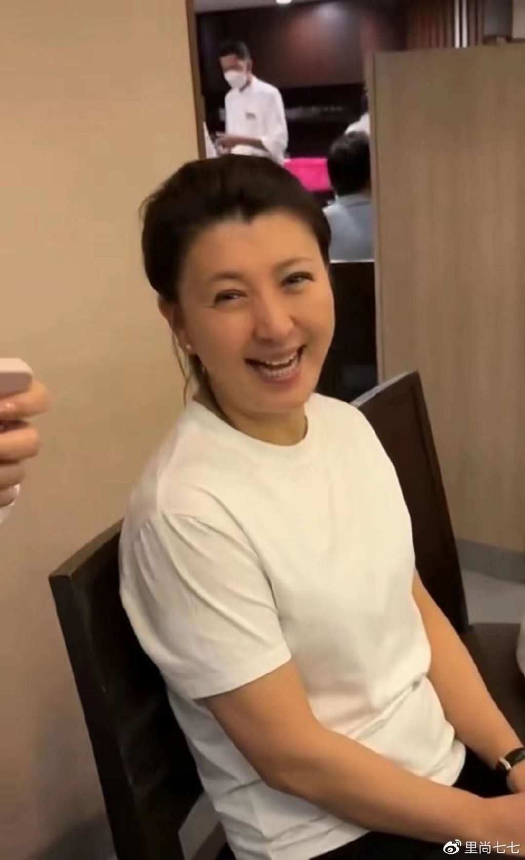 二婚老公肚腩突出有夫妻相,女儿似爸翻版|闫学晶|造型|一家三口_新浪