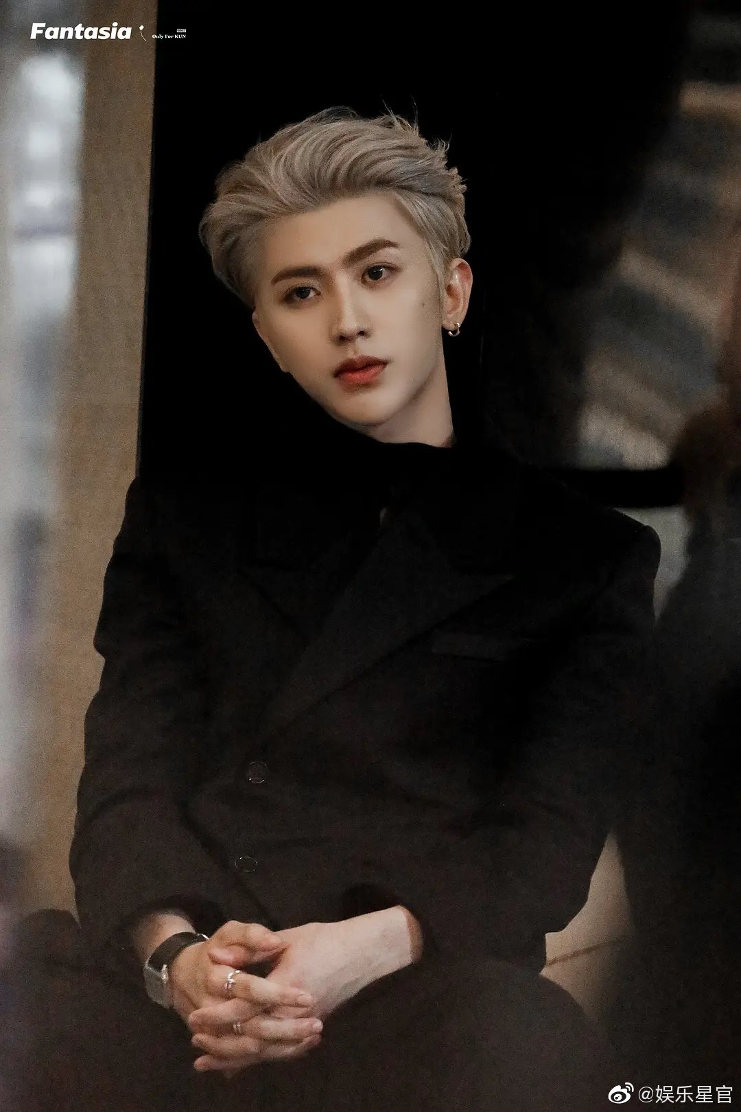 蔡徐坤cosmo红毯之夜的造型,酷拽,有点吸血鬼感觉