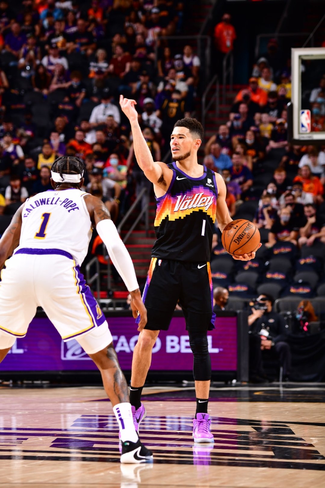 devin booker 今天脚下穿着写有be legendary的zoom kobe 4