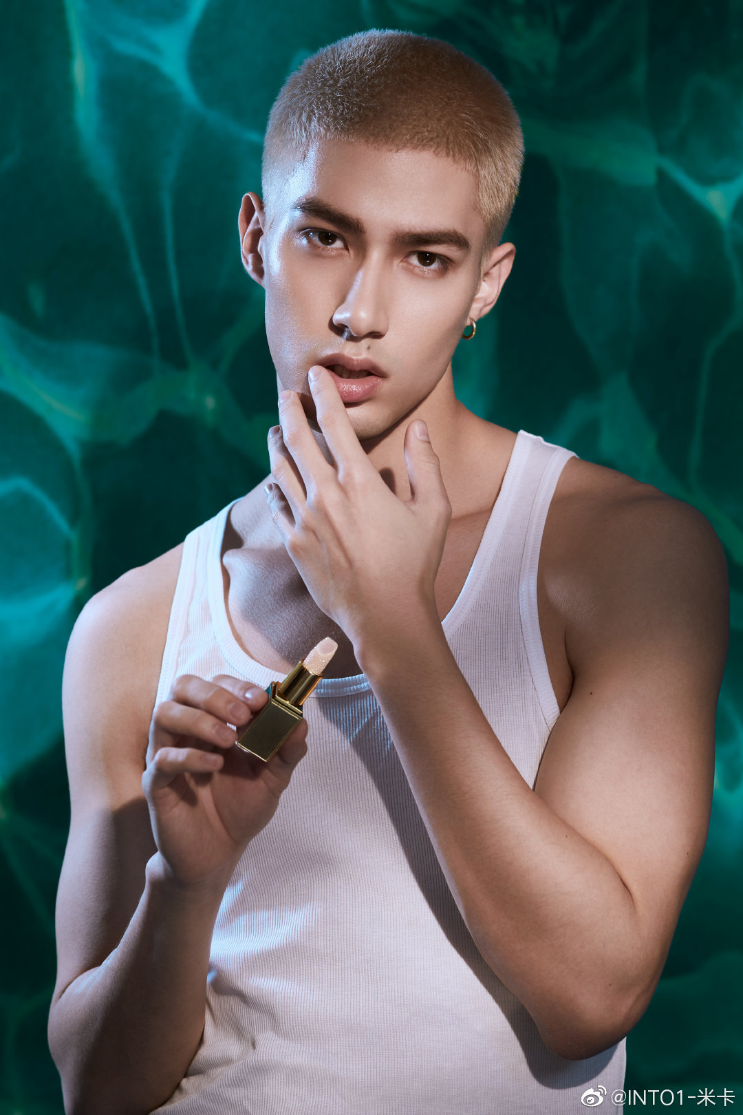 米卡最新广告大片 行走的荷尔蒙 又在散发魅力啦……_高清图集_新浪网