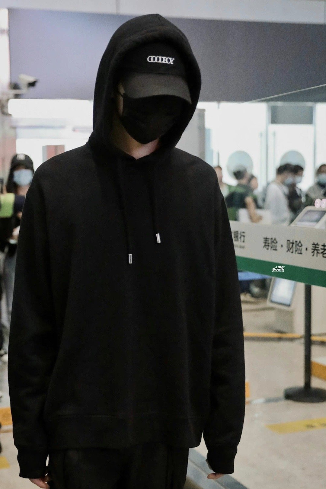 罗一舟机场出发饭拍 一身黑衣造型的酷boy,中雨的帅哥……_高清图集