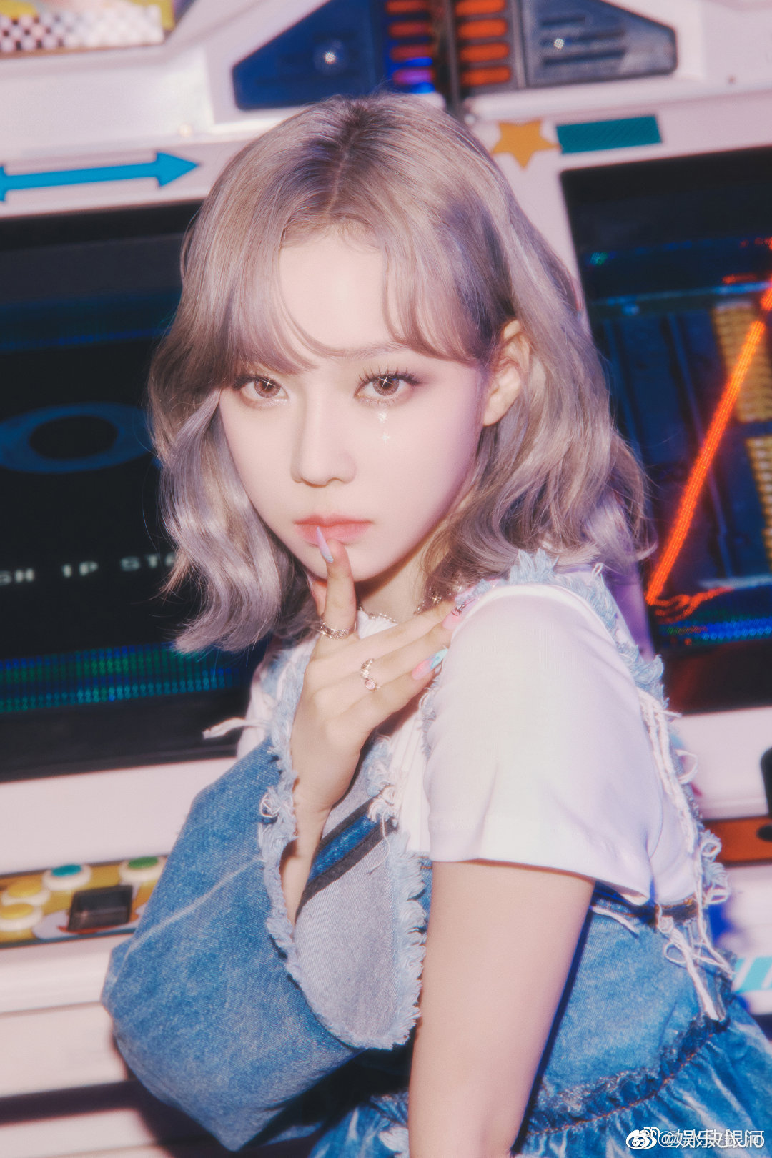 有网友爆料称aespa成员金玟庭手机不离身的原因是谈恋爱