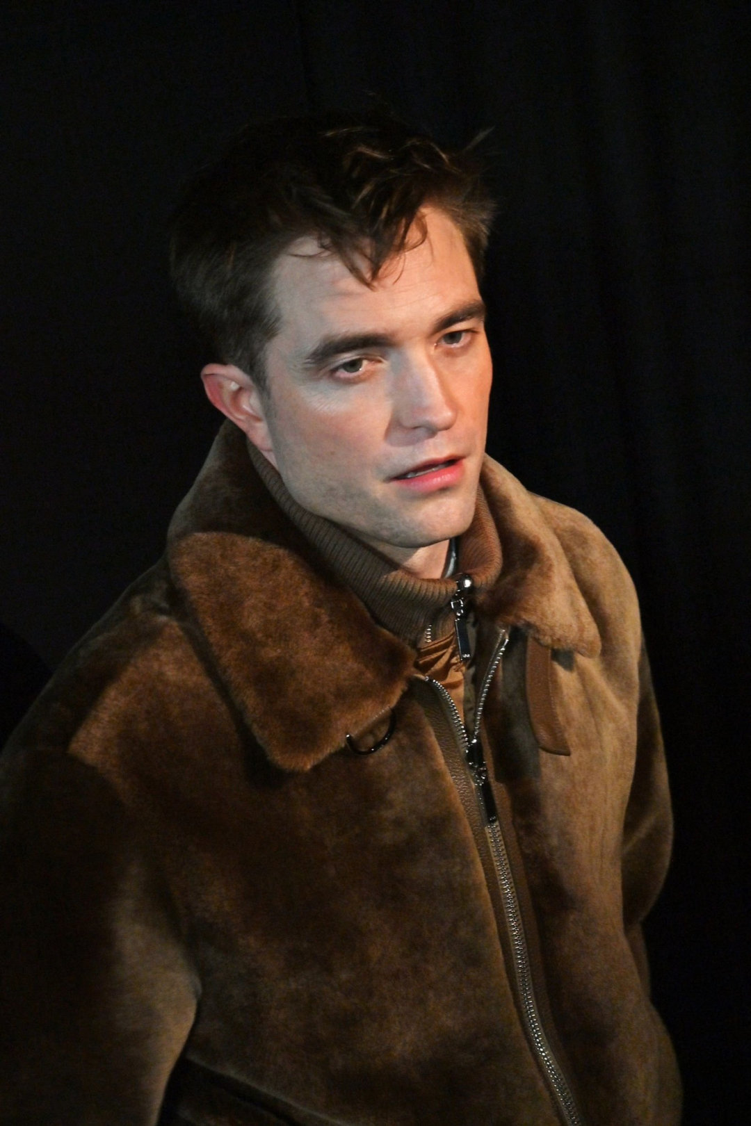 在巴黎看秀的罗伯特·帕丁森__财经头条