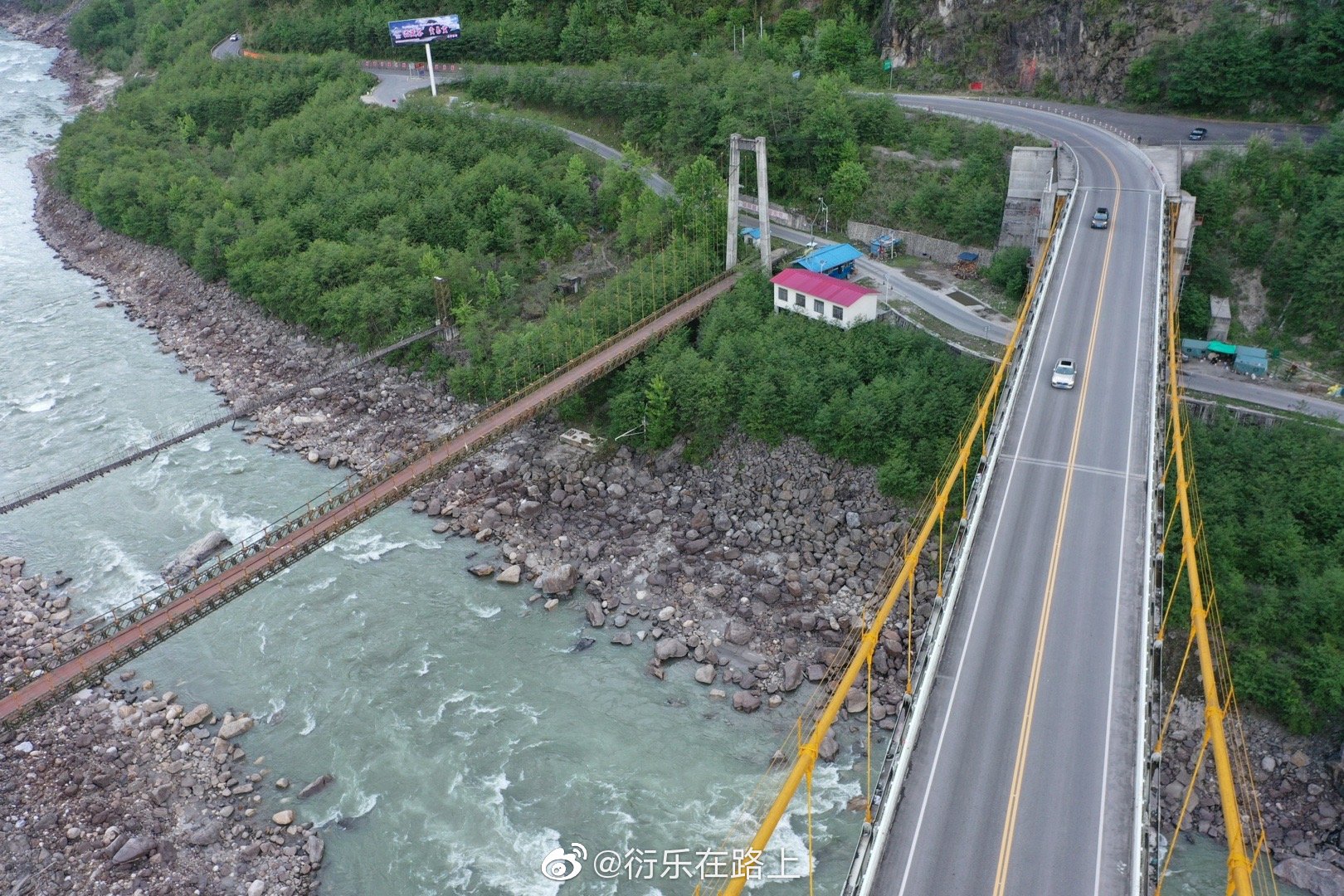 西藏影像库通麦特大桥老新旧三代三座桥见证川藏线历史