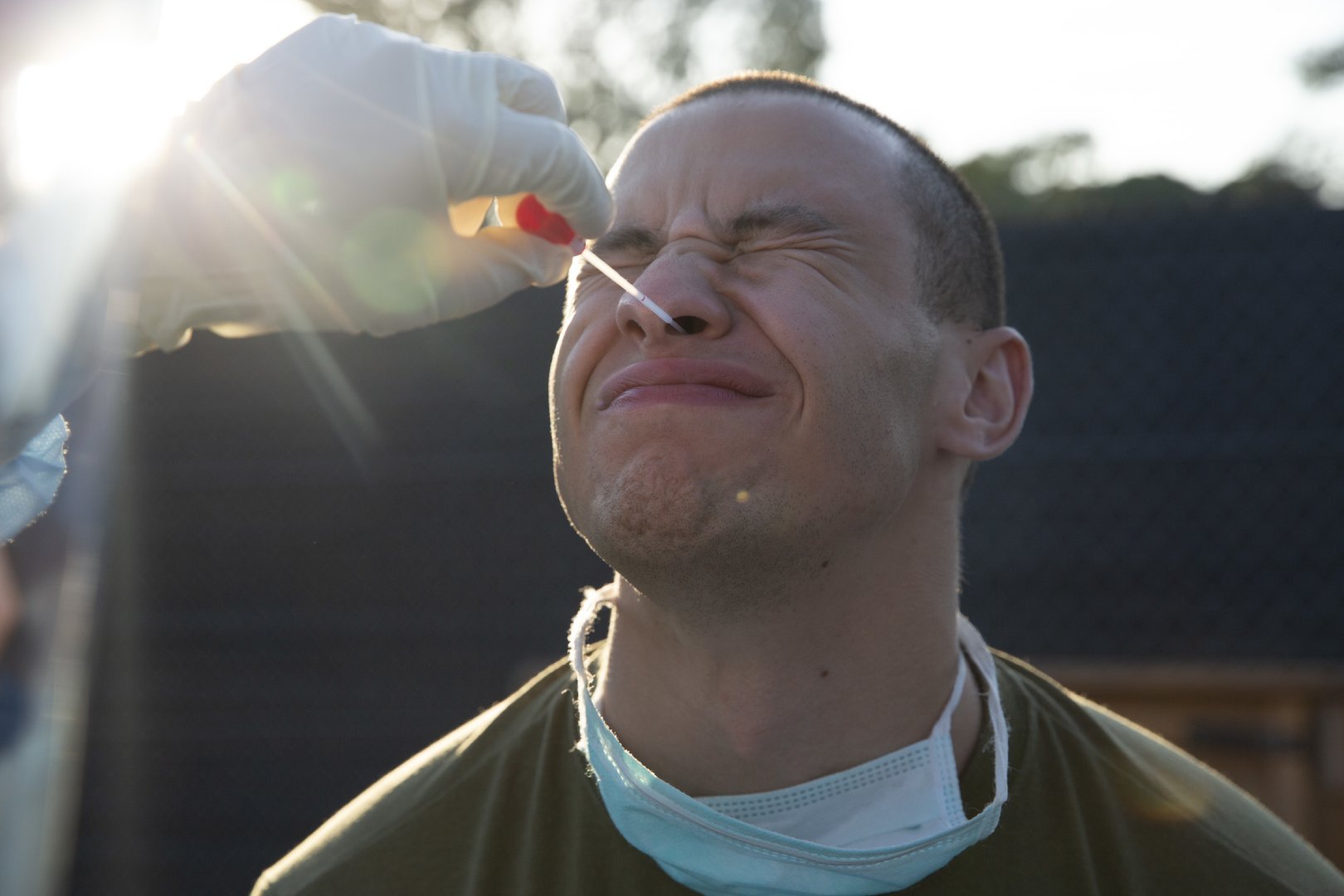 鼻拭子做完了?来,抬头,抬头,咽拭子再来一遍_高清图集_新浪网