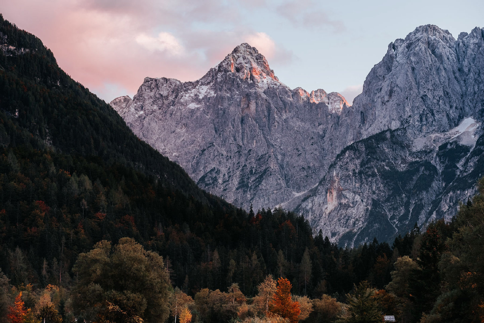 位于阿尔卑斯山脉,迪纳拉山脉,多瑙河平原与地中海海岸四大地理交界