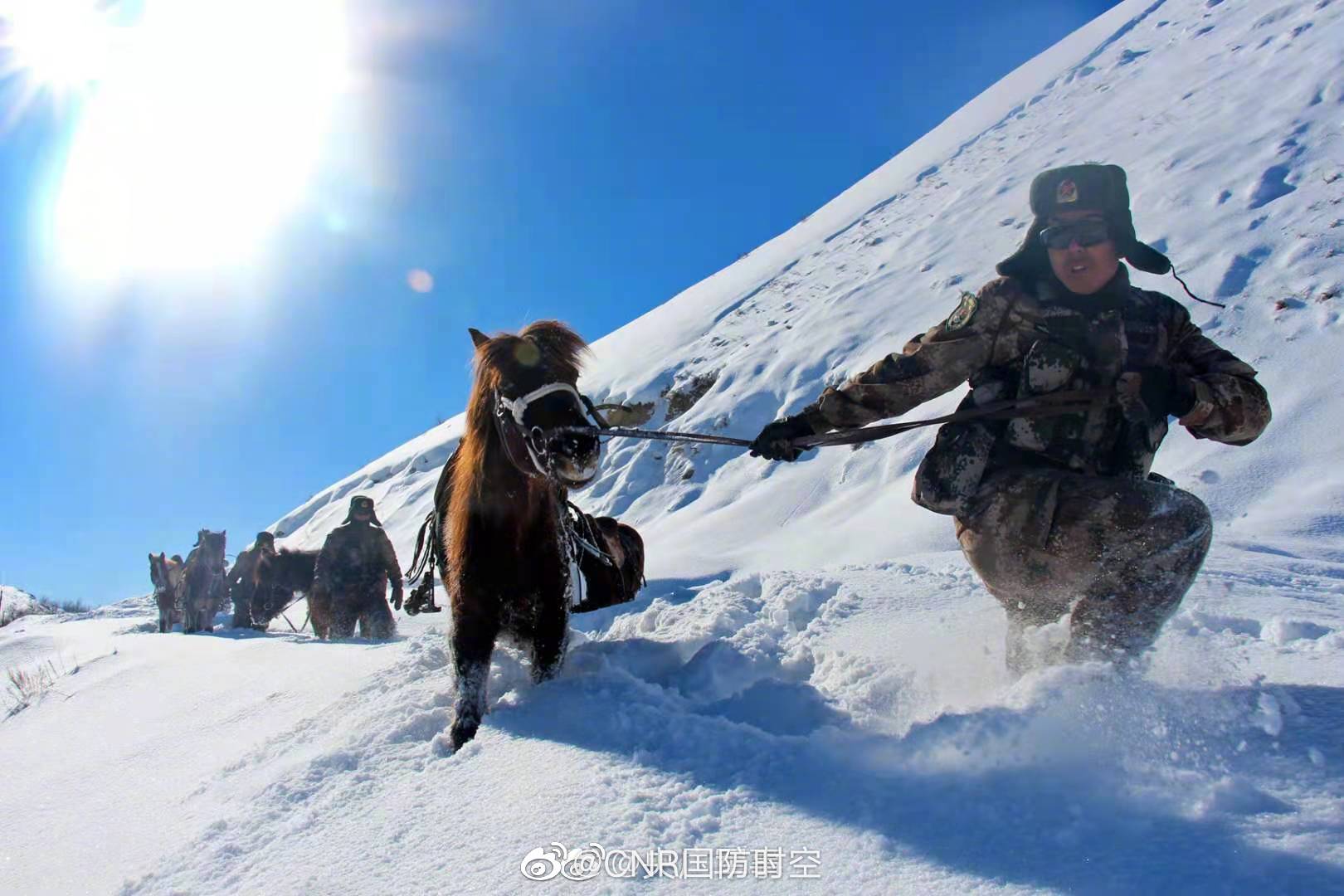 边防官兵暴雪中巡逻满面挂雪,致敬_高清图集_新浪网