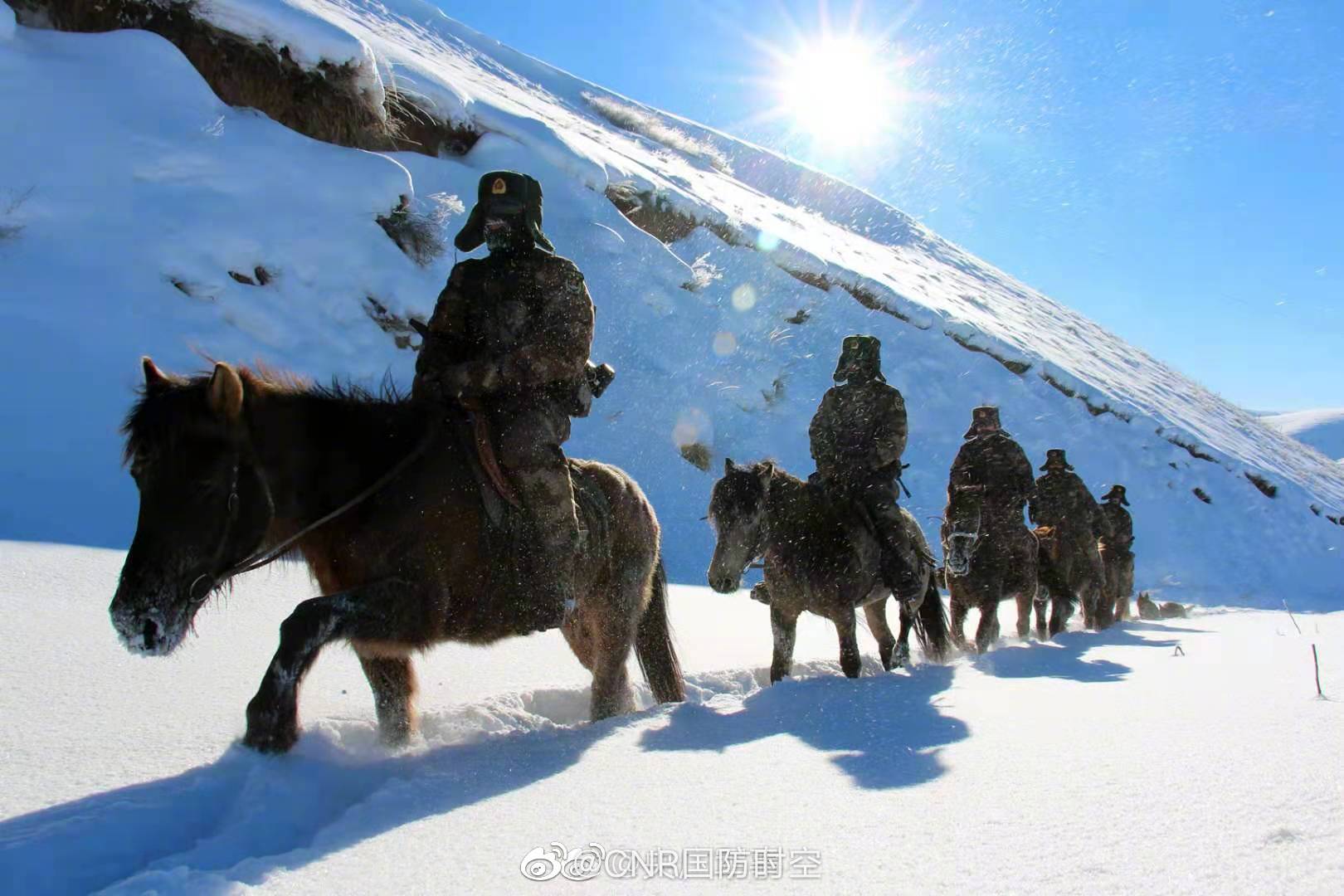 边防官兵暴雪中巡逻满面挂雪,致敬