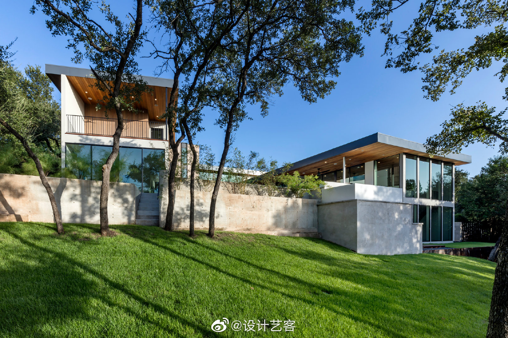 建筑设计坡地上的别墅大宅