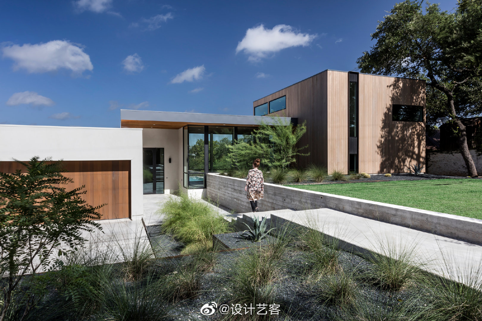 建筑设计坡地上的别墅大宅