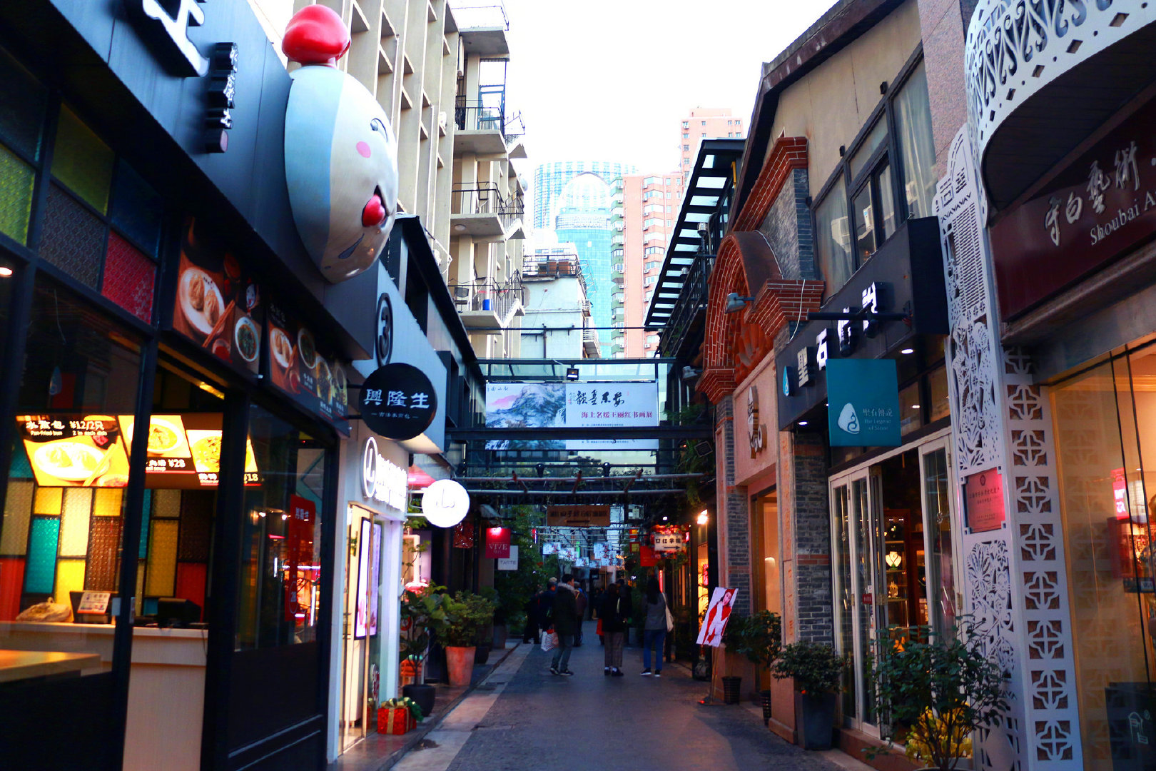 田子坊由上海最具特色的石库门里弄演变而来位于浦西