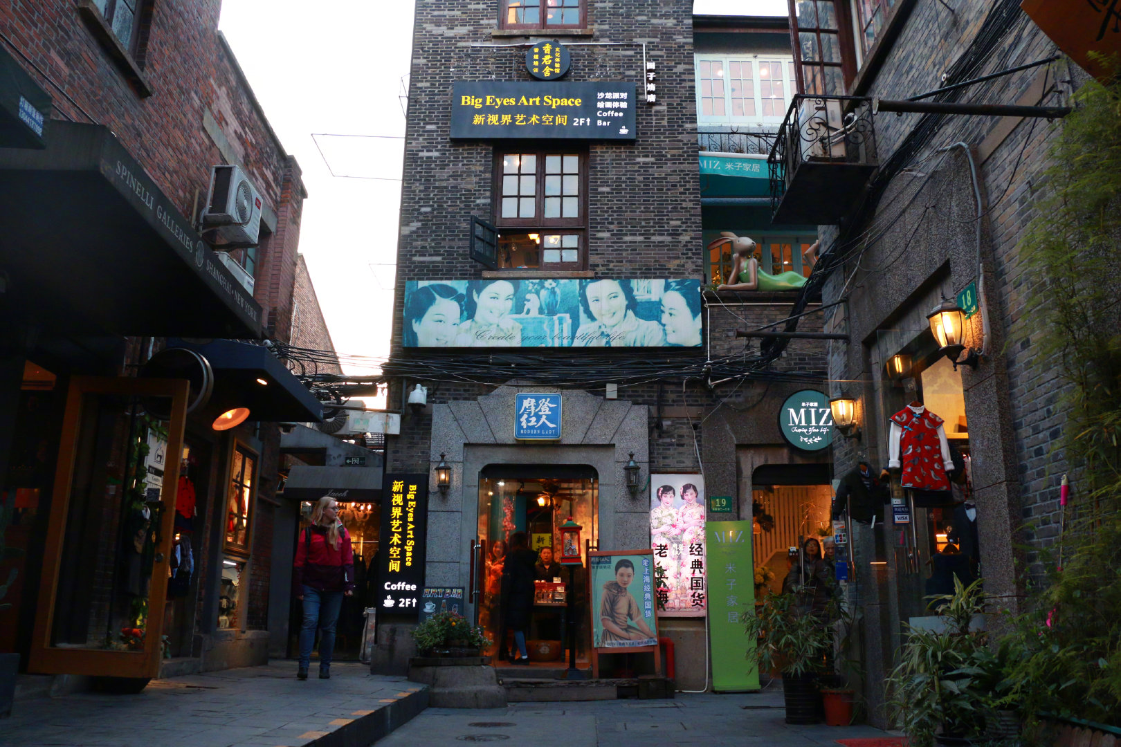 田子坊由上海最具特色的石库门里弄演变而来位于浦西