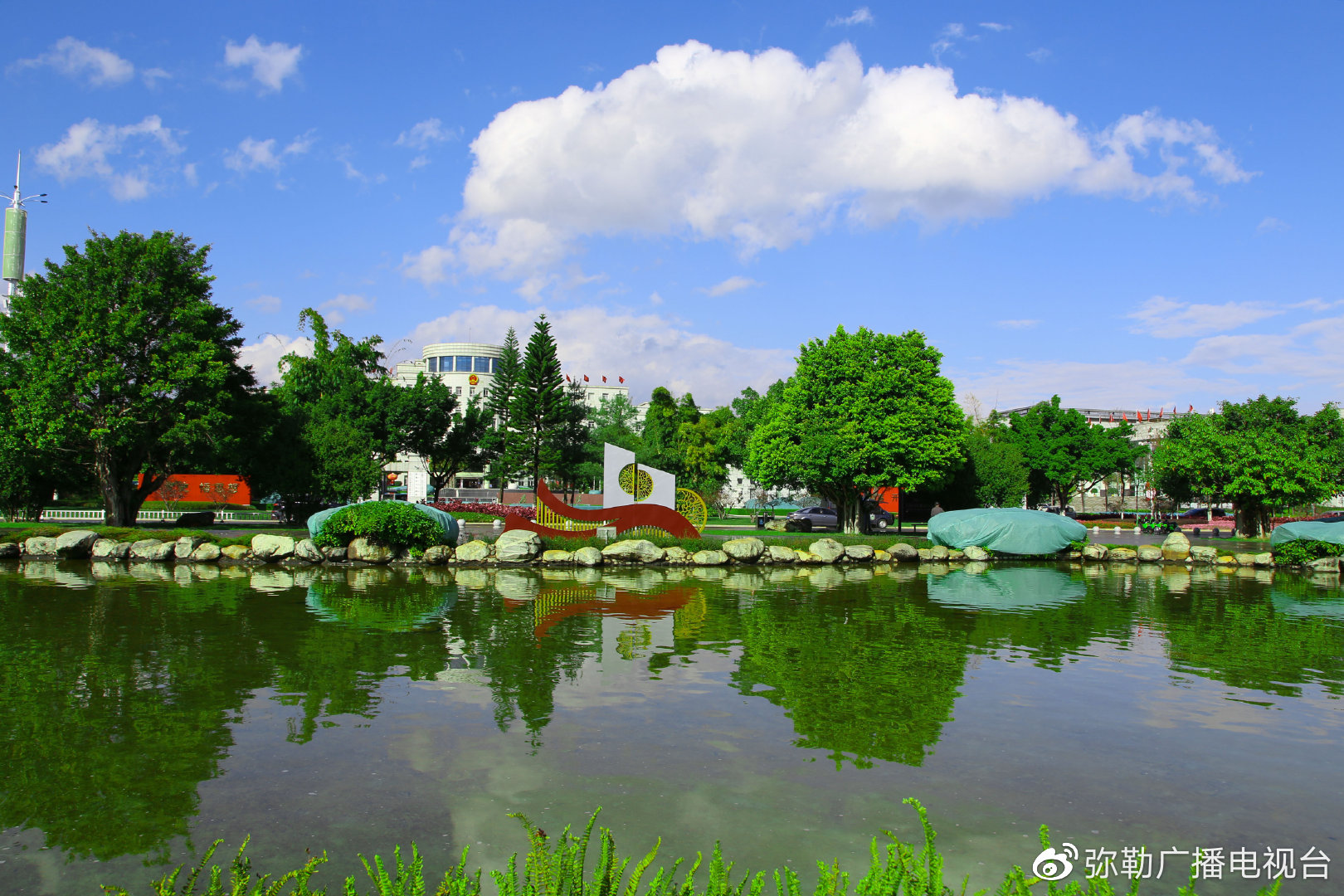 市民纷纷走出家门,漫步弥勒湖泉生态园,湖柳公园,红河水乡,庆来公园