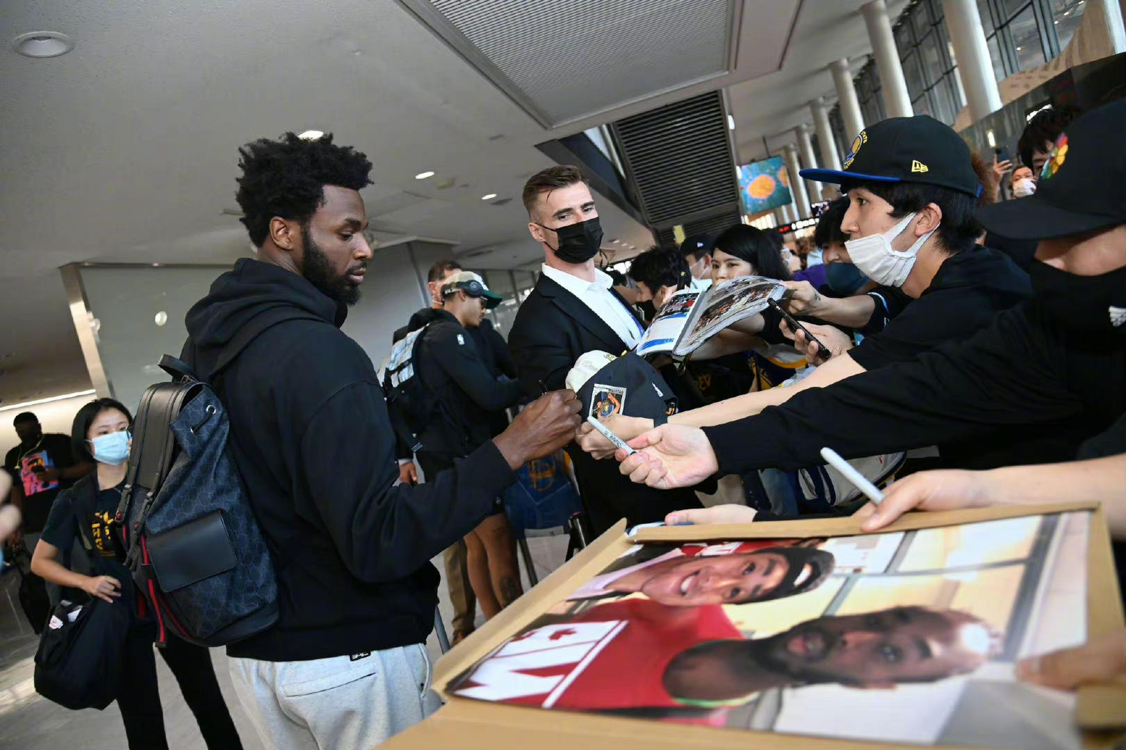 勇士队昨晚抵达日本东京,大批球迷来到现场接机……__财经头条