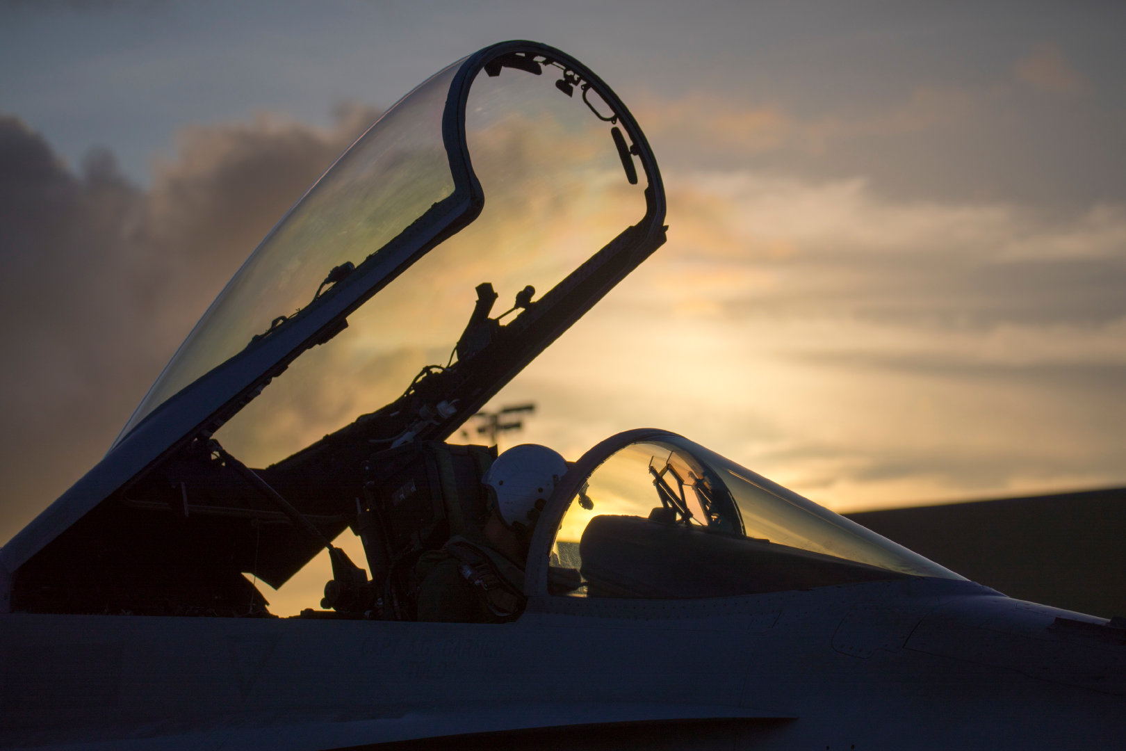 (vmfa(aw)) 533准备f/a- 18c大黄蜂飞机执行飞行任务|大黄蜂|飞行