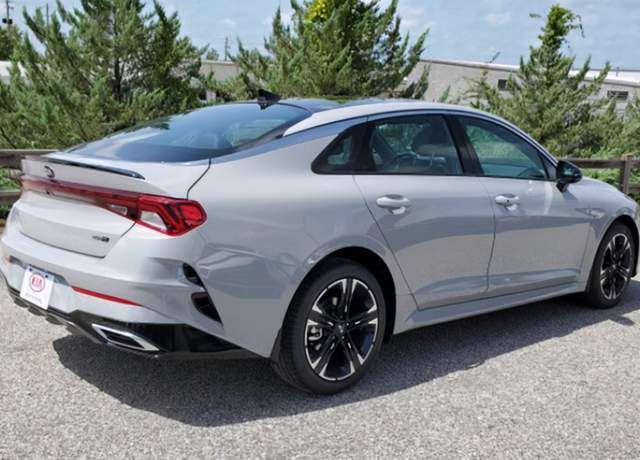 起亚k5 gt-line现身街头,运动感十足,悬浮顶 鸭尾