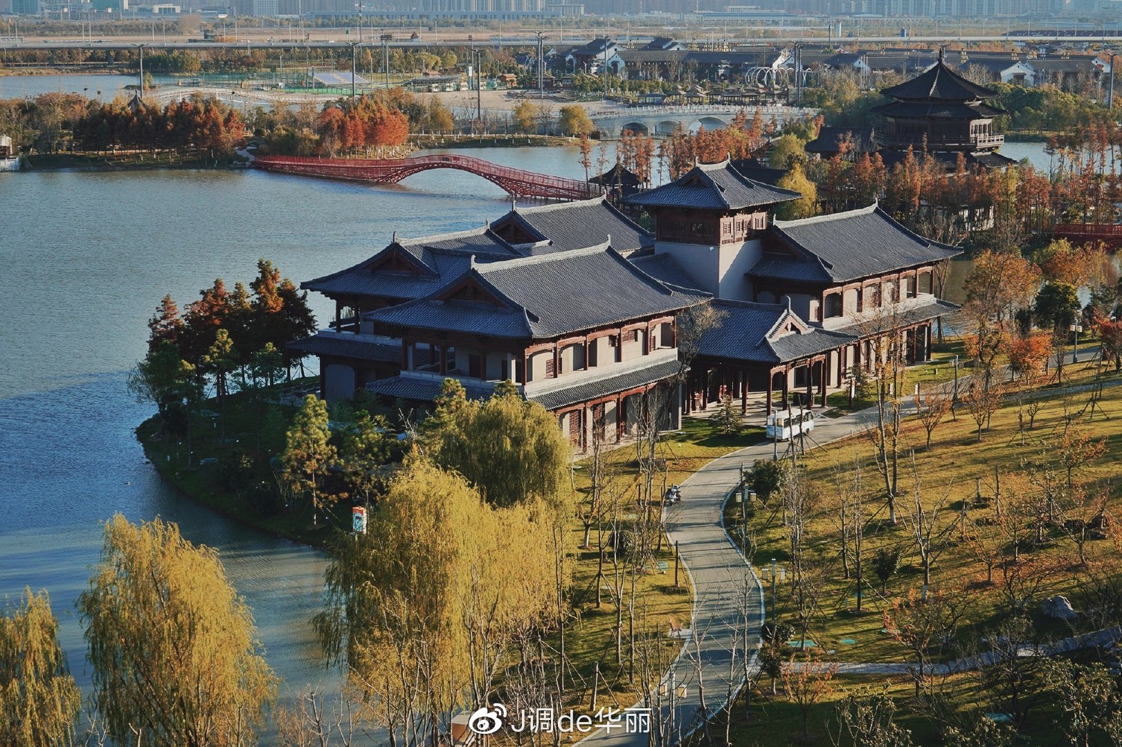 园区内盐渎古镇的全景也一览无遗.