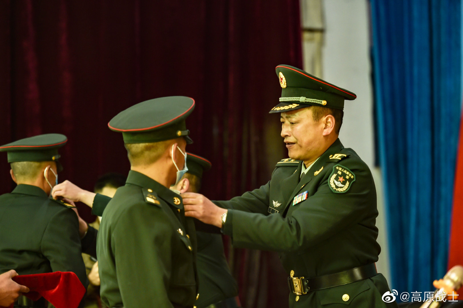 升级西藏军区某大队为高级士官授衔