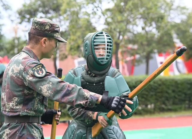 激发官兵血性胆气火箭军某部正在组织刺杀操骨干训练训练场上"你退缩!