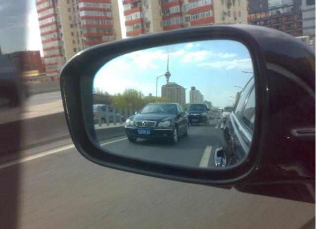 自媒体 正文超车是一个技术活,需要看准时机才能超车,而且懂开车的人