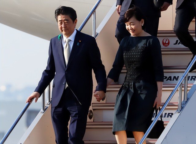 安倍夫人在葬礼结束后首次亮相!素颜穿黑西装好憔悴,眼中含着泪休闲区蓝鸢梦想 - Www.slyday.coM 安倍夫人在葬礼结束后首次亮相!素颜穿黑西装好憔悴,眼中含着泪休闲区蓝鸢梦想 - Www.slyday.coM