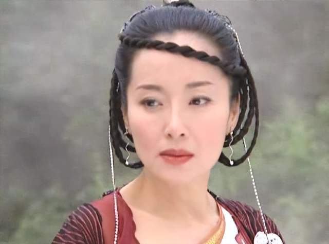 恬妞65岁生日晒近照!携女儿返回岛内过年,扎俩丸子头仍显可爱