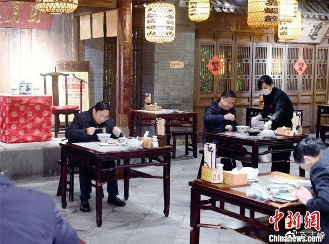 红头文件倡议干部带头购物消费,还定下“最低标准”,不是个好主意!
