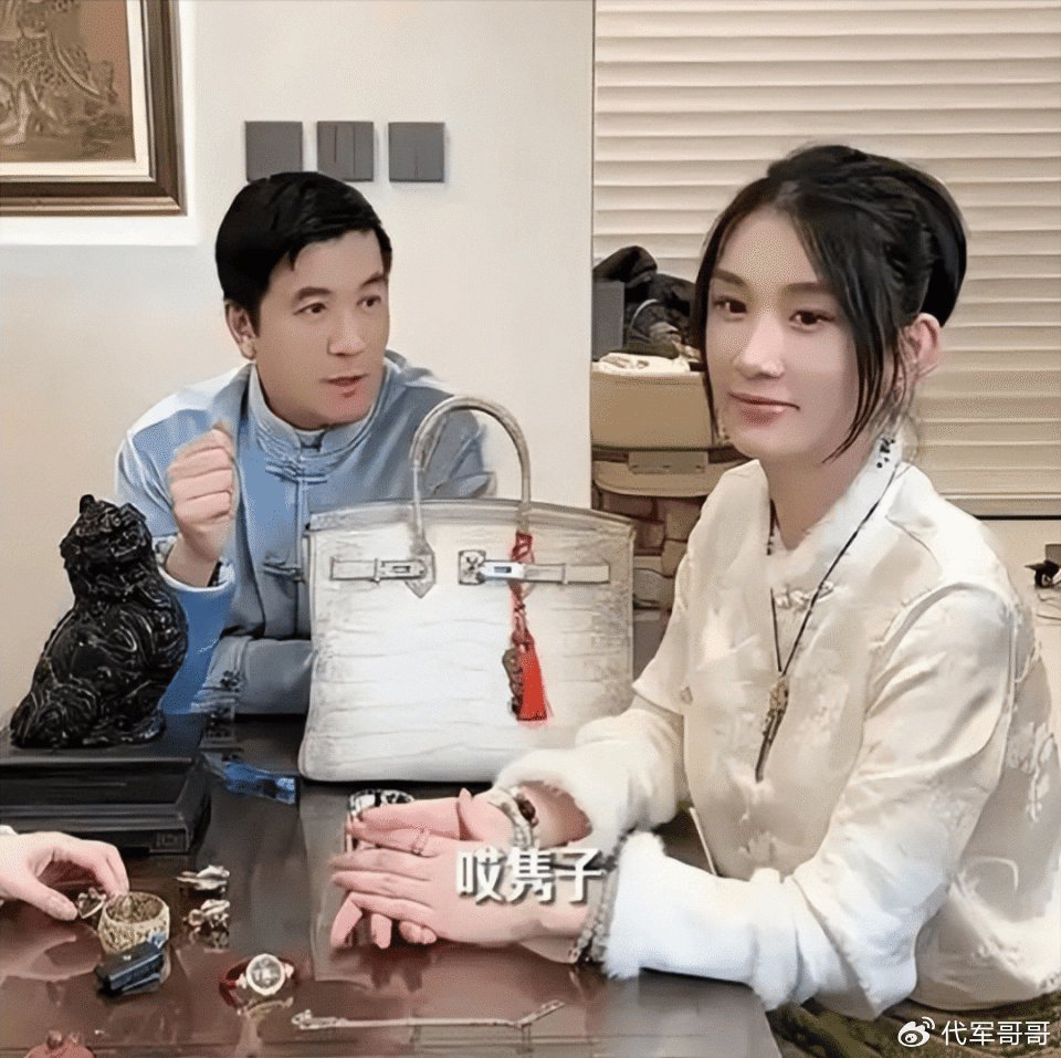 离婚7个月,杨子带23岁新女友李隽子住进豪宅,她到底什么来头?