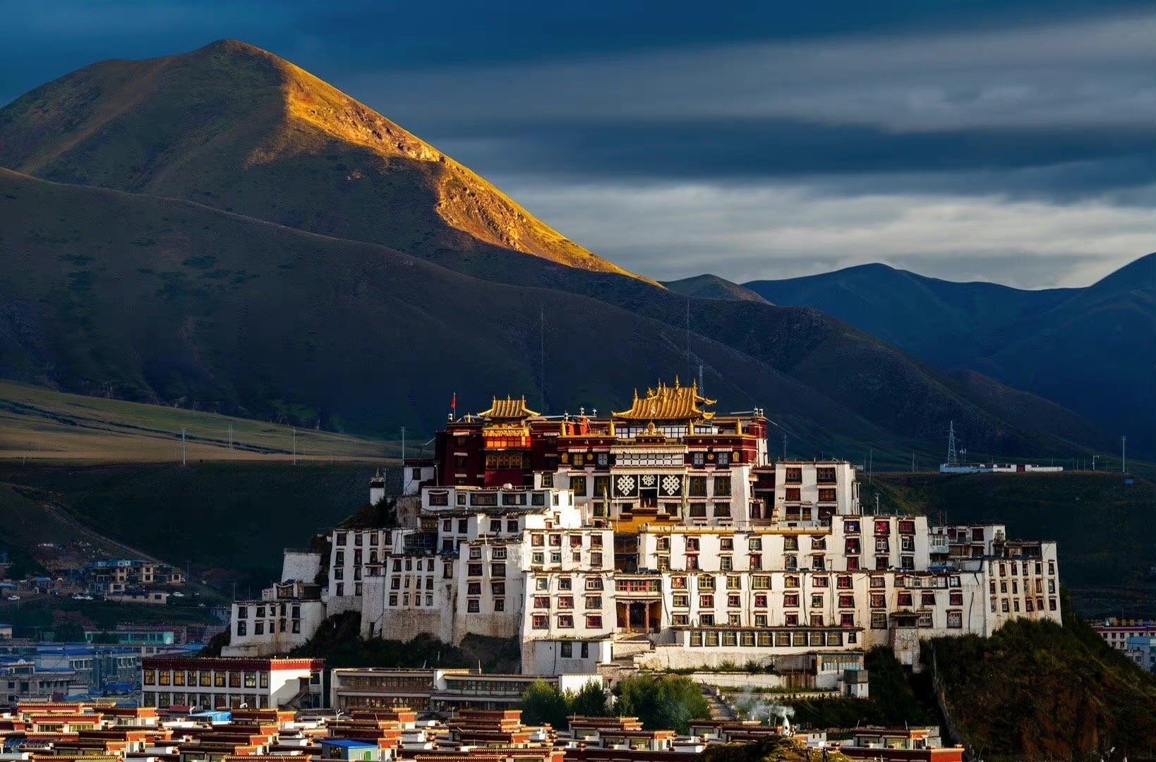 雪中从拉萨出发今天目的地最美小布达拉宫赞丹寺