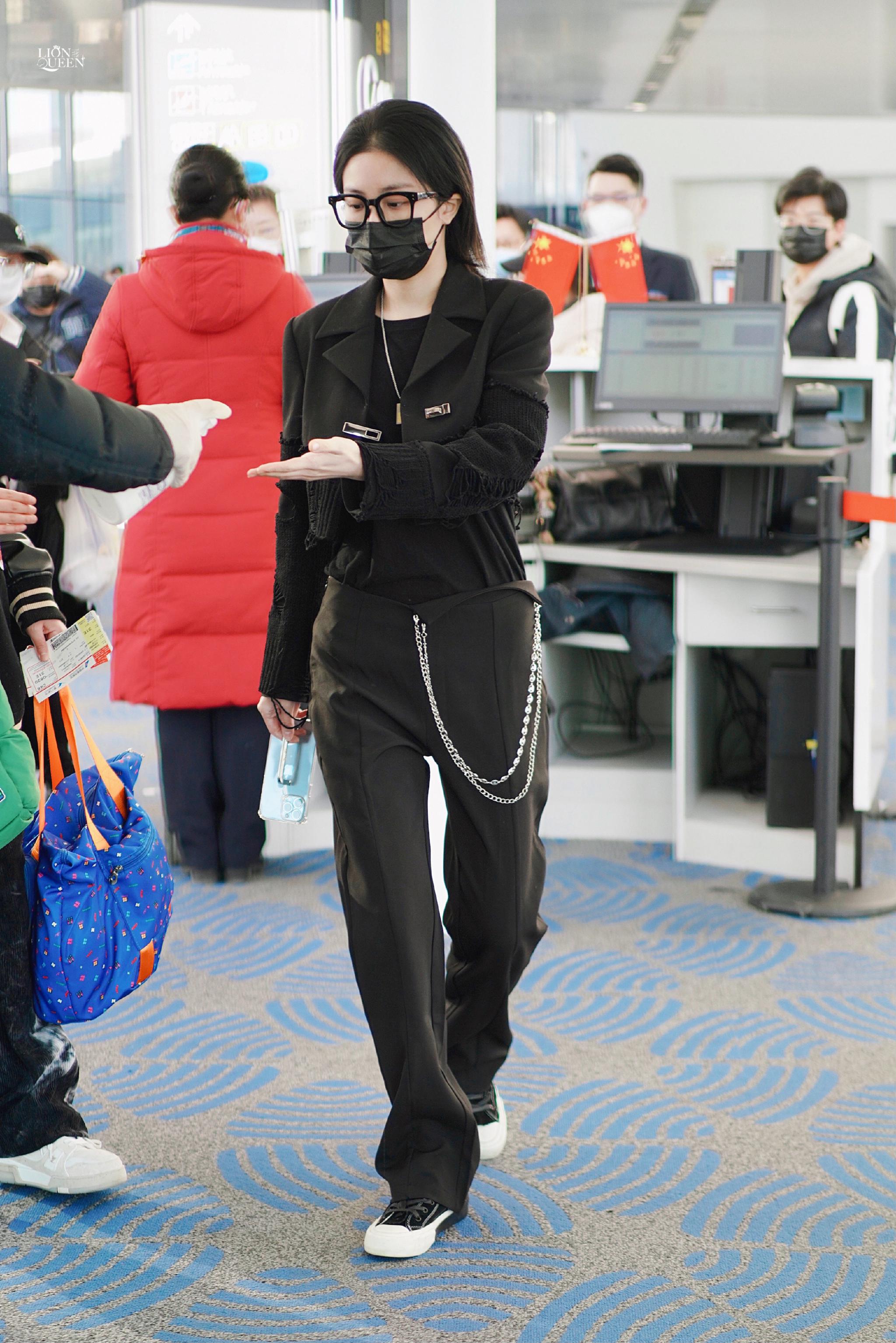 喻言今日机场饭拍一身黑太酷了吧!|喻言_新浪新闻