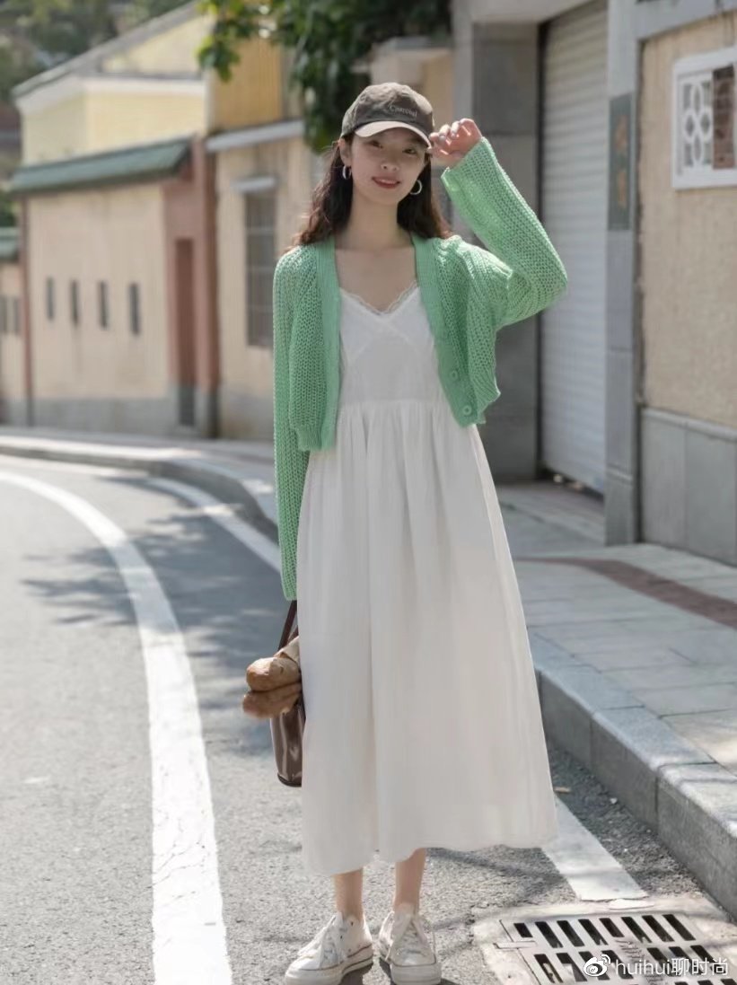 白色吊带裙配什么颜色的开衫?搭配对了才能时髦又优雅__财经头条