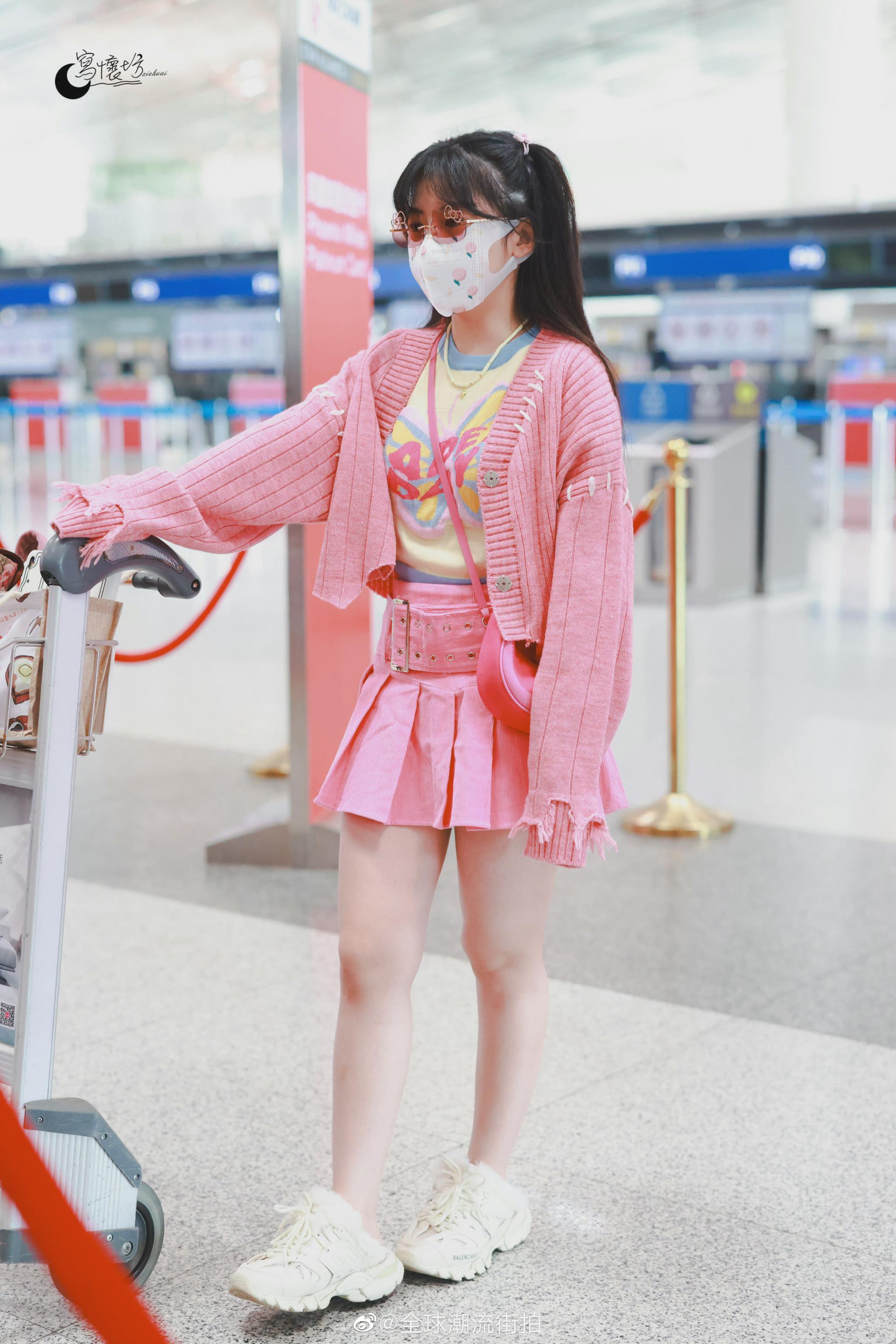 赖美云最新机场私服更新可爱甜妹小赖出街