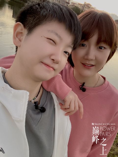 陈梦与孙颖莎合体比心姐妹情深 互捏对方圆脸乐到开花