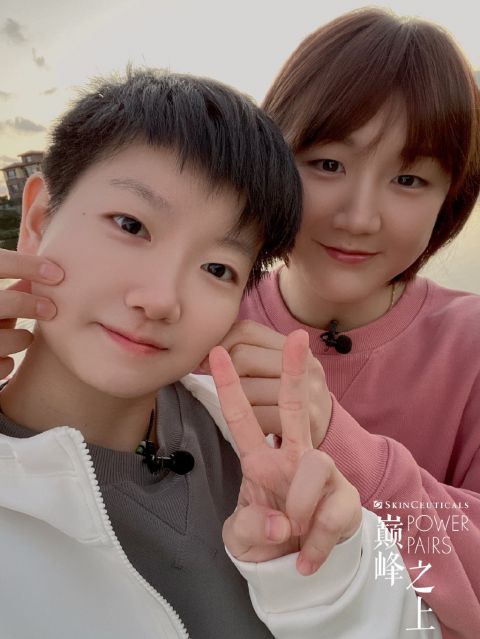 陈梦与孙颖莎合体比心姐妹情深 互捏对方圆脸乐到开花