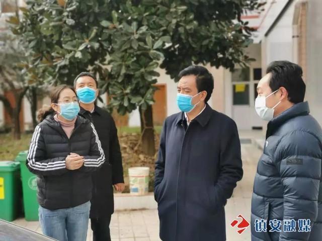 在永乐街道碾子湾及其岭南路县河段检查时,冯朝勇先后来到部分"三无