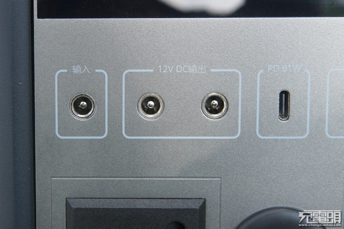 中间的区域是dc接口,一个dc输入接口和两个12v dc输出接口.