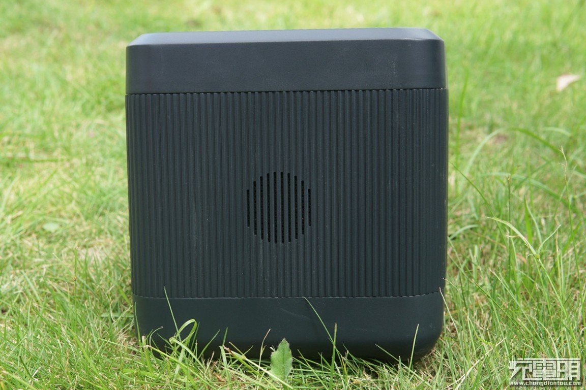 罗马柱的造型三面环绕,背面同样带有圆形的散热孔.