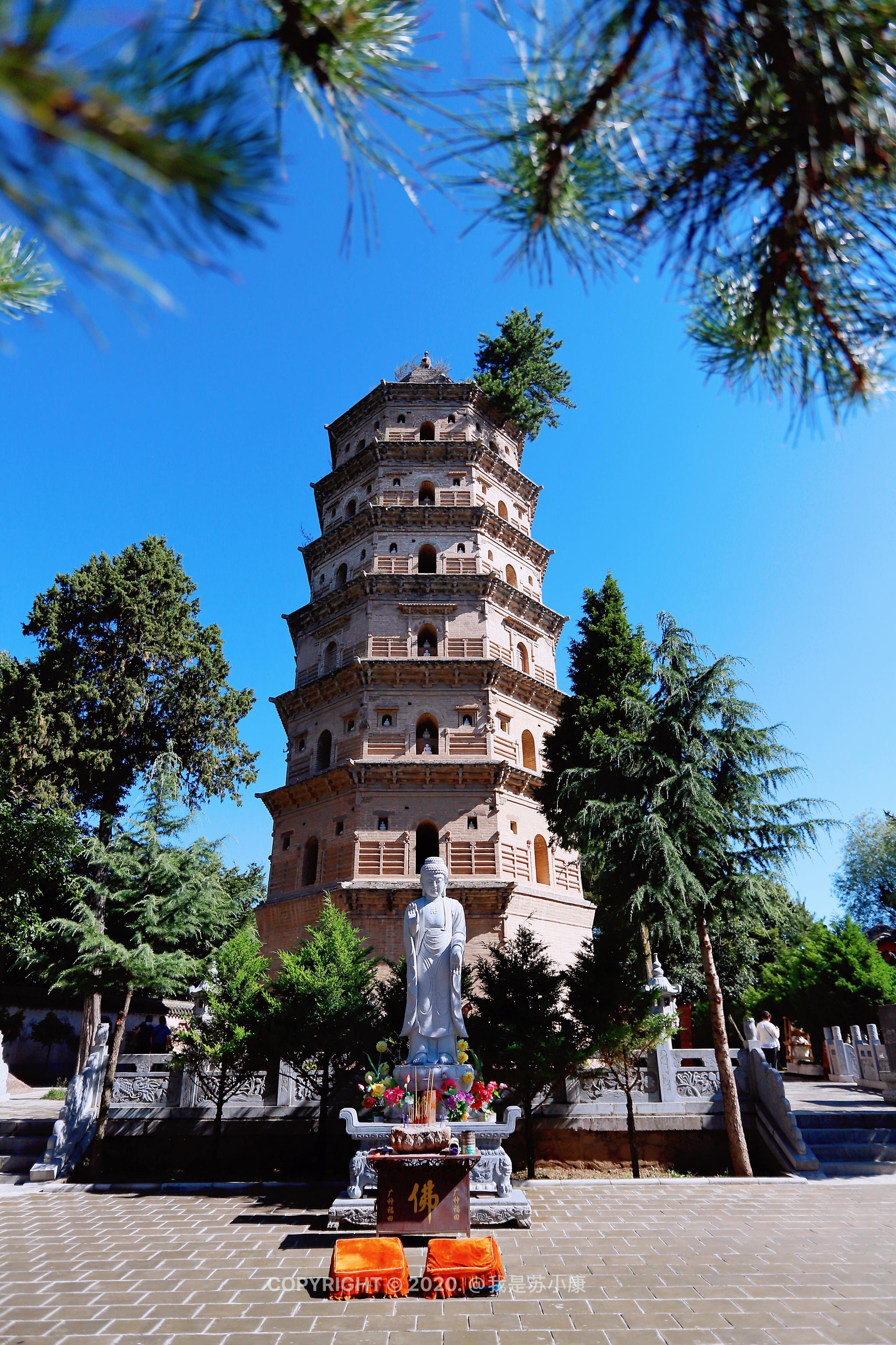 凌空塔上一直生长有两棵百年松树,构成了"古塔托松"的美景